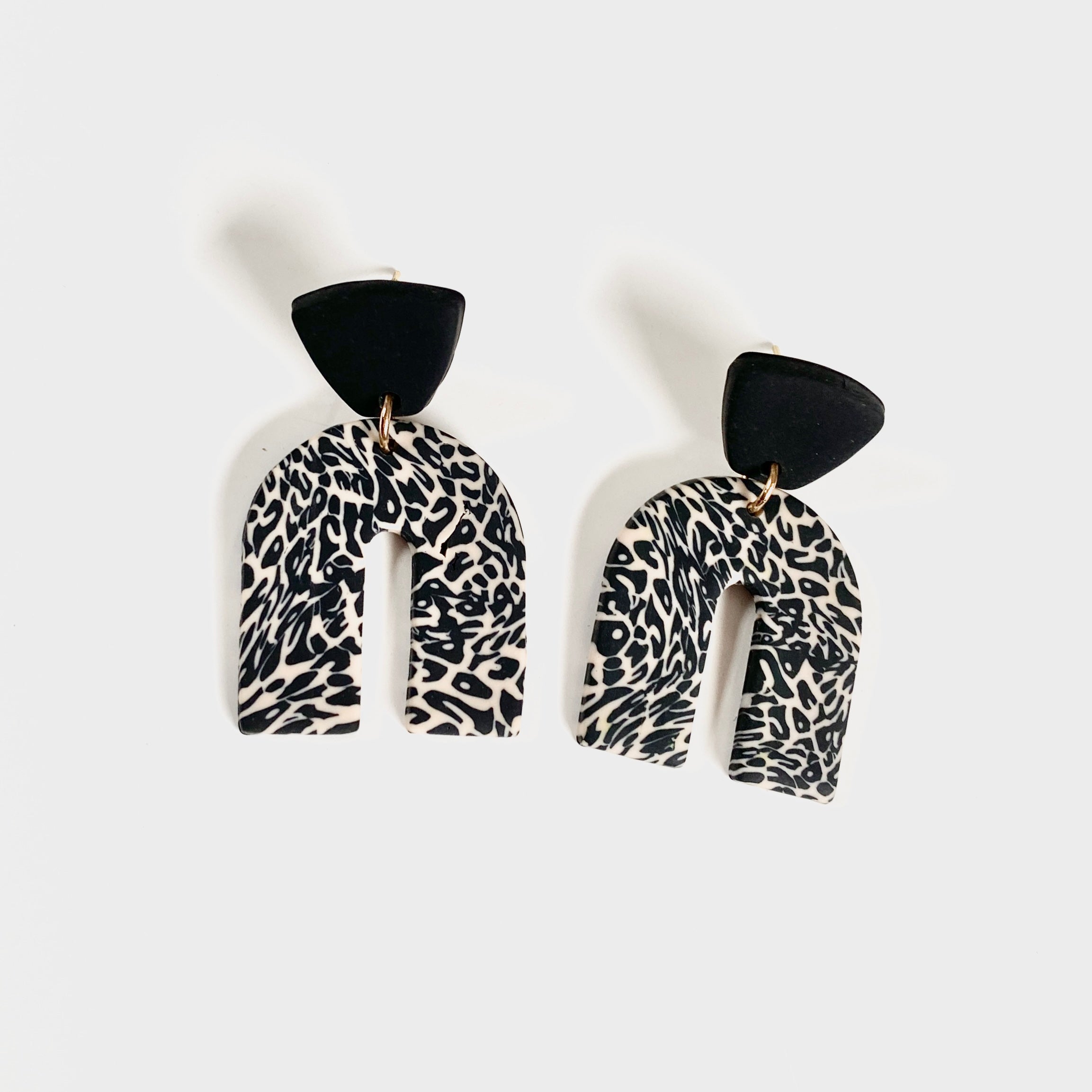 “Feline” Small Arch Earrings